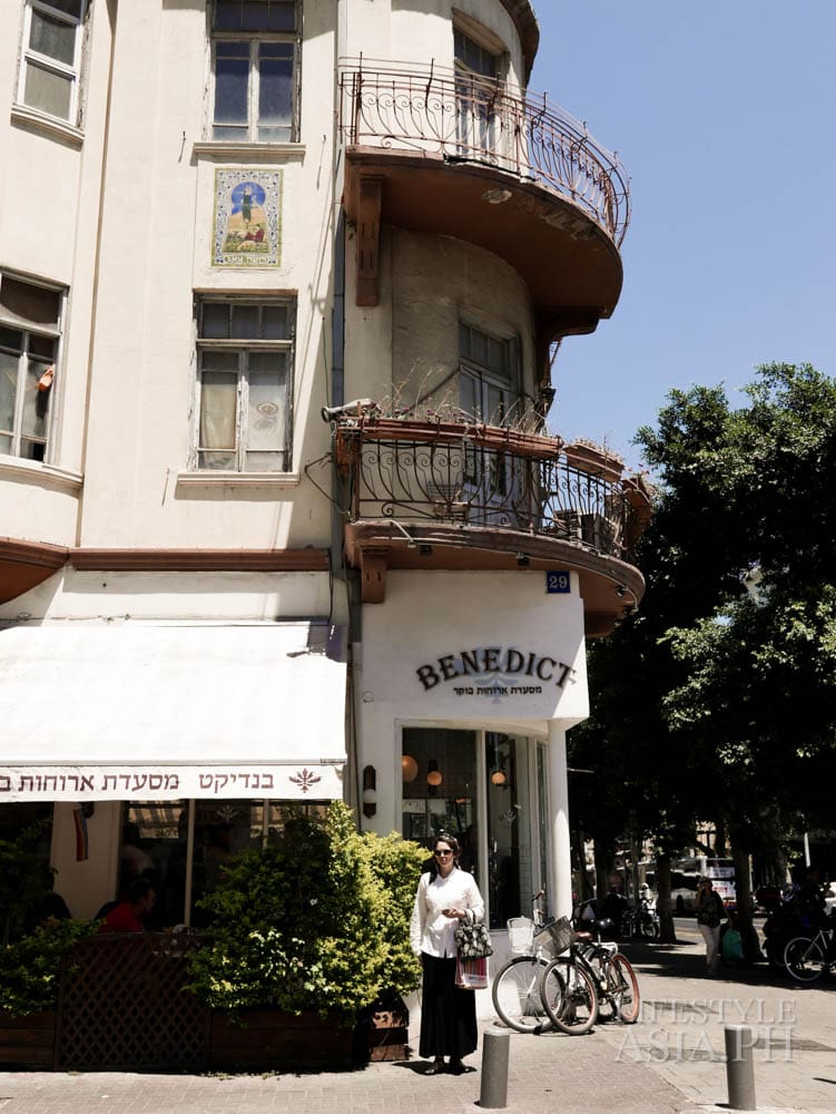 After Sunset, Benedict has a party atmosphere with night habitues