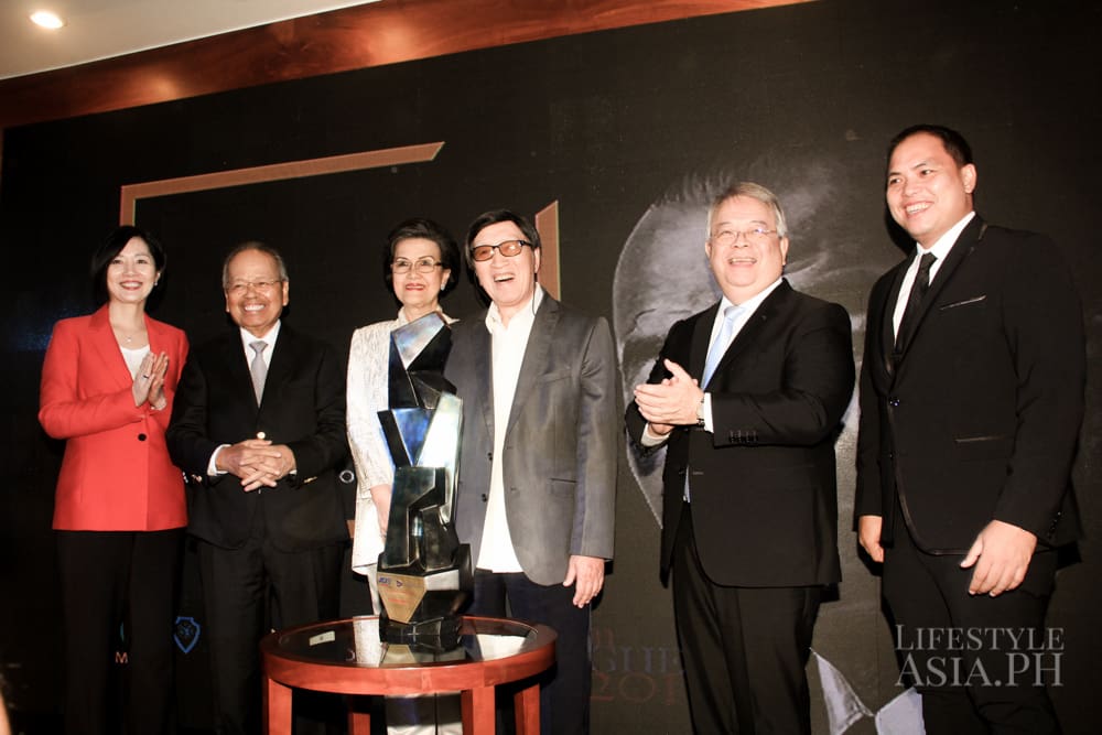 Dr. George S. K. Ty (center) receives the 2017 Ramon V. Del Rosario Award for Nation-Building from Retired Chief Justice Artemio Panganiban, Chairman of the Board of Judges, joined by Phinma President & CEO Ramon del Rosario, JCI President Nino Namoco, and AIM President Jikyeong Kang. Dr. Ty is joined by his wife Mary Ty.