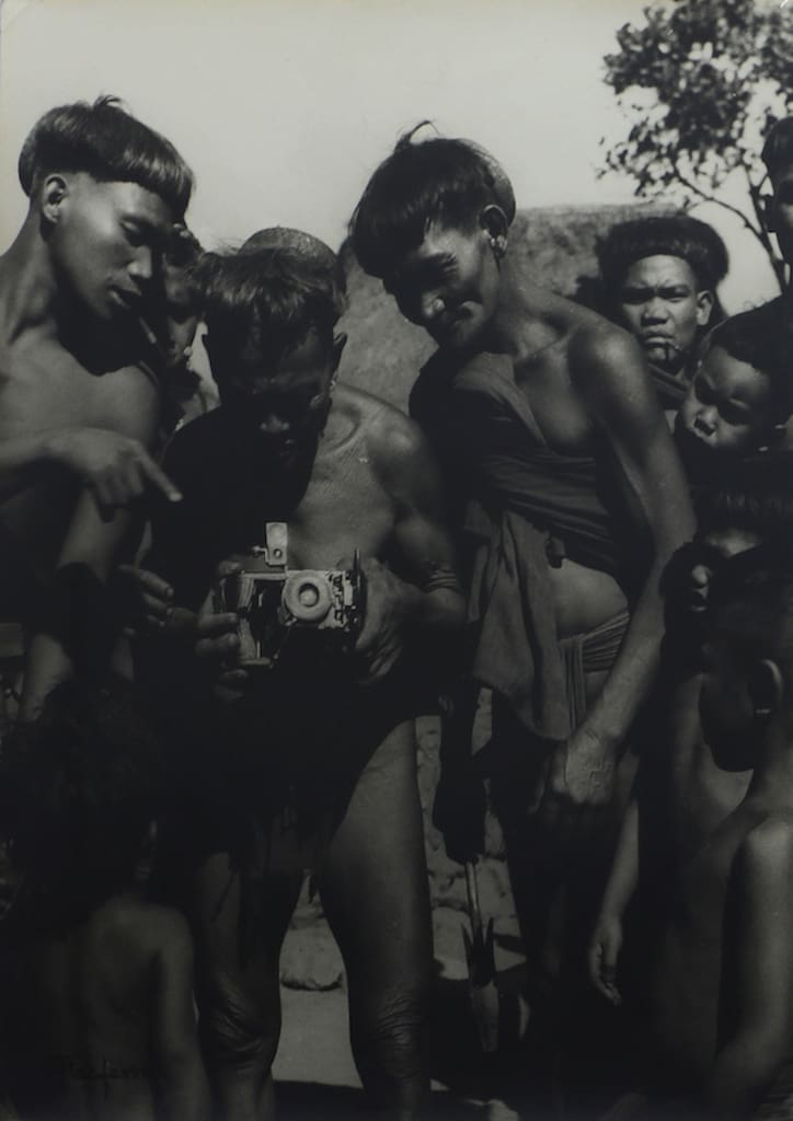 Investigating a camera. Butbut, Tinglayan, Kalinga. 1948. [Eduardo Masferre]
