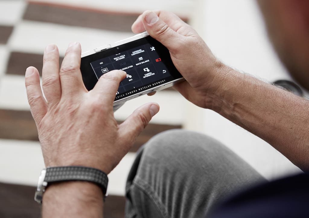 Transfer photographs from your Leica TL2 wirelessly and without a hassle