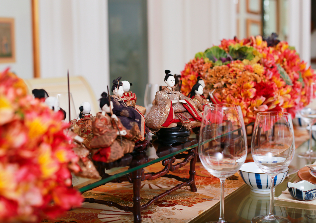 Agnes Huibonhua likes to collect fine souvenirs from her travels and uses them to enhance the table settings (Photograph by Reau Guttierez).