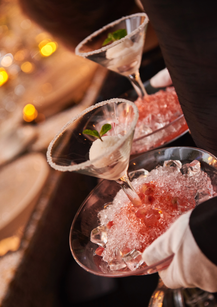 Food tastes even better when being eaten to music of Jay Cayuca on the violen (Photograph by Hub Pacheco)