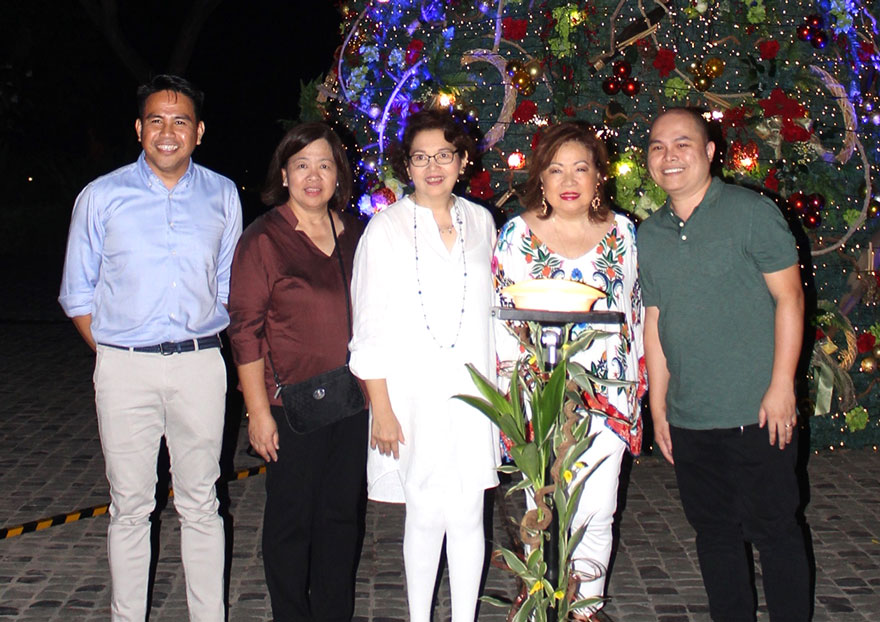 pico-de-loro-beach-and-country-club-christmas-tree-lighting pico de loro beach and country club christmas tree lighting