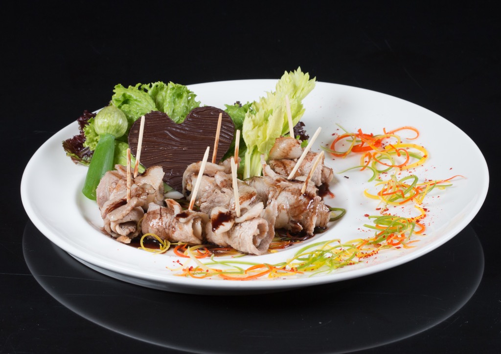 Grilled pork belly with chocolate sauce