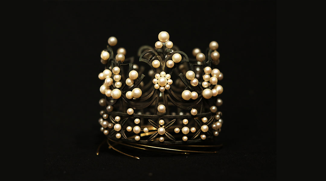 1970 Miss International Aurora Pijuan's tiara. (Photograph from León Gallery)