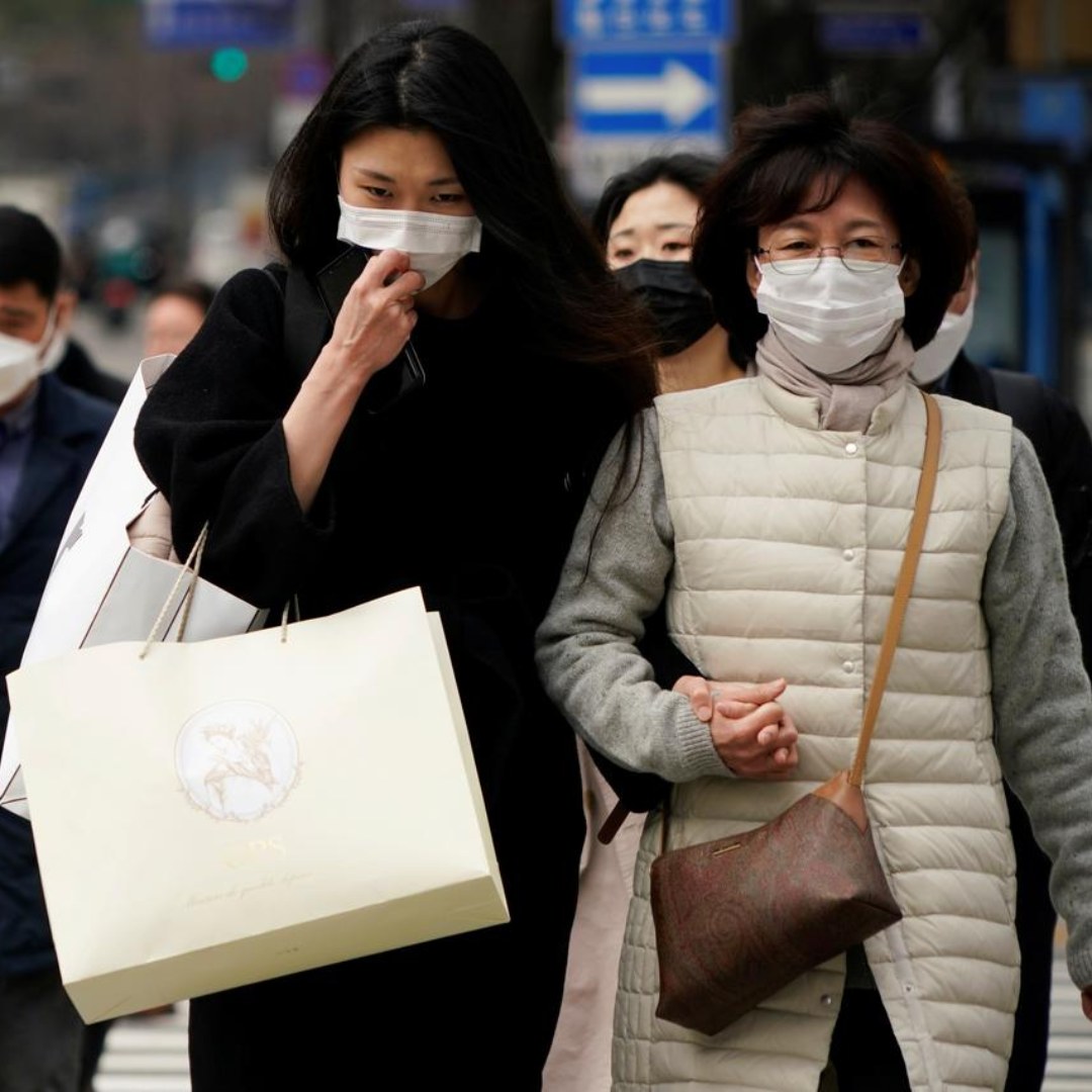 South Koreans wearing masks