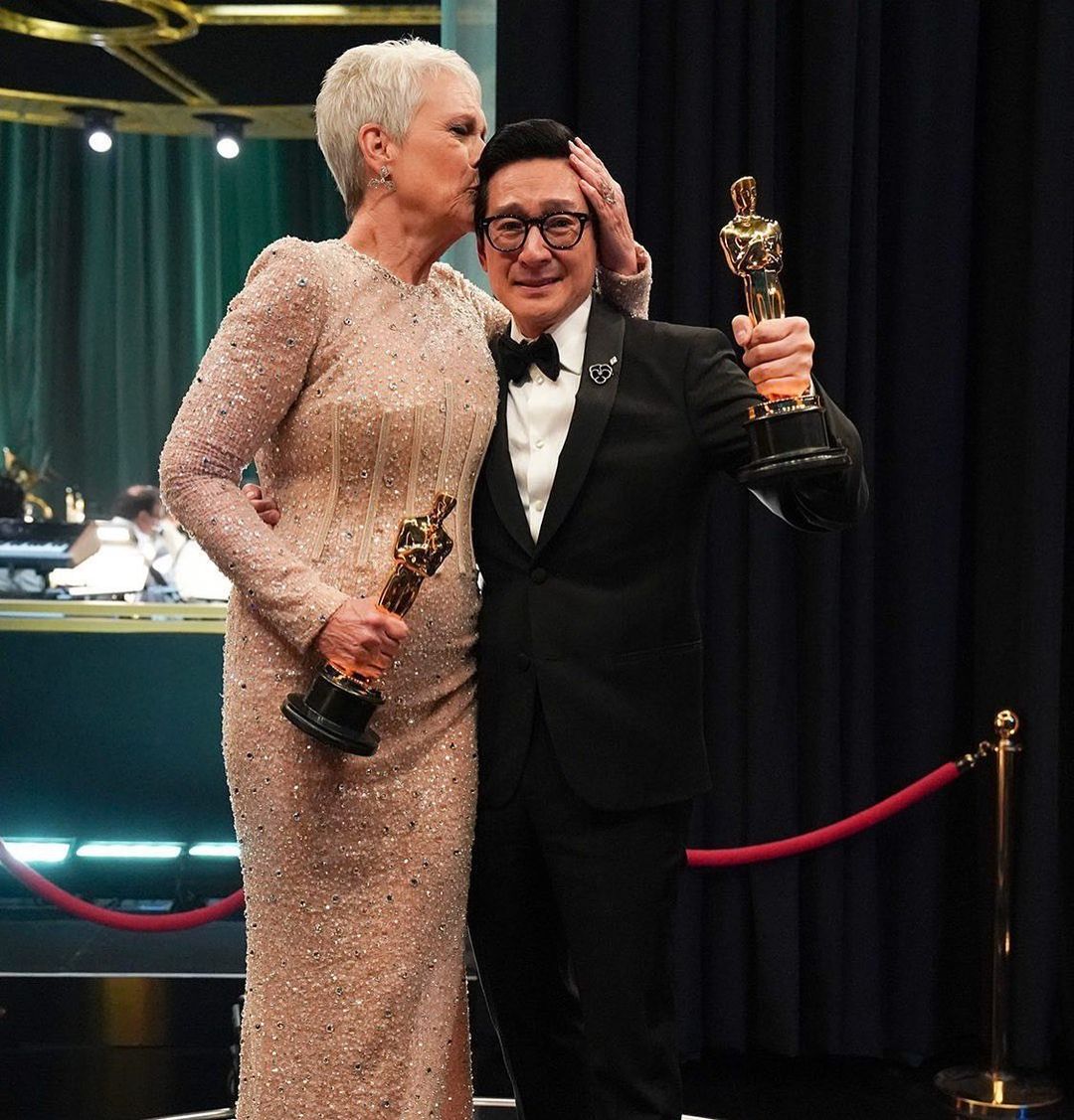 Ke Huy Quan with co-star and Best Supporting Actress Jamie Lee Curtis