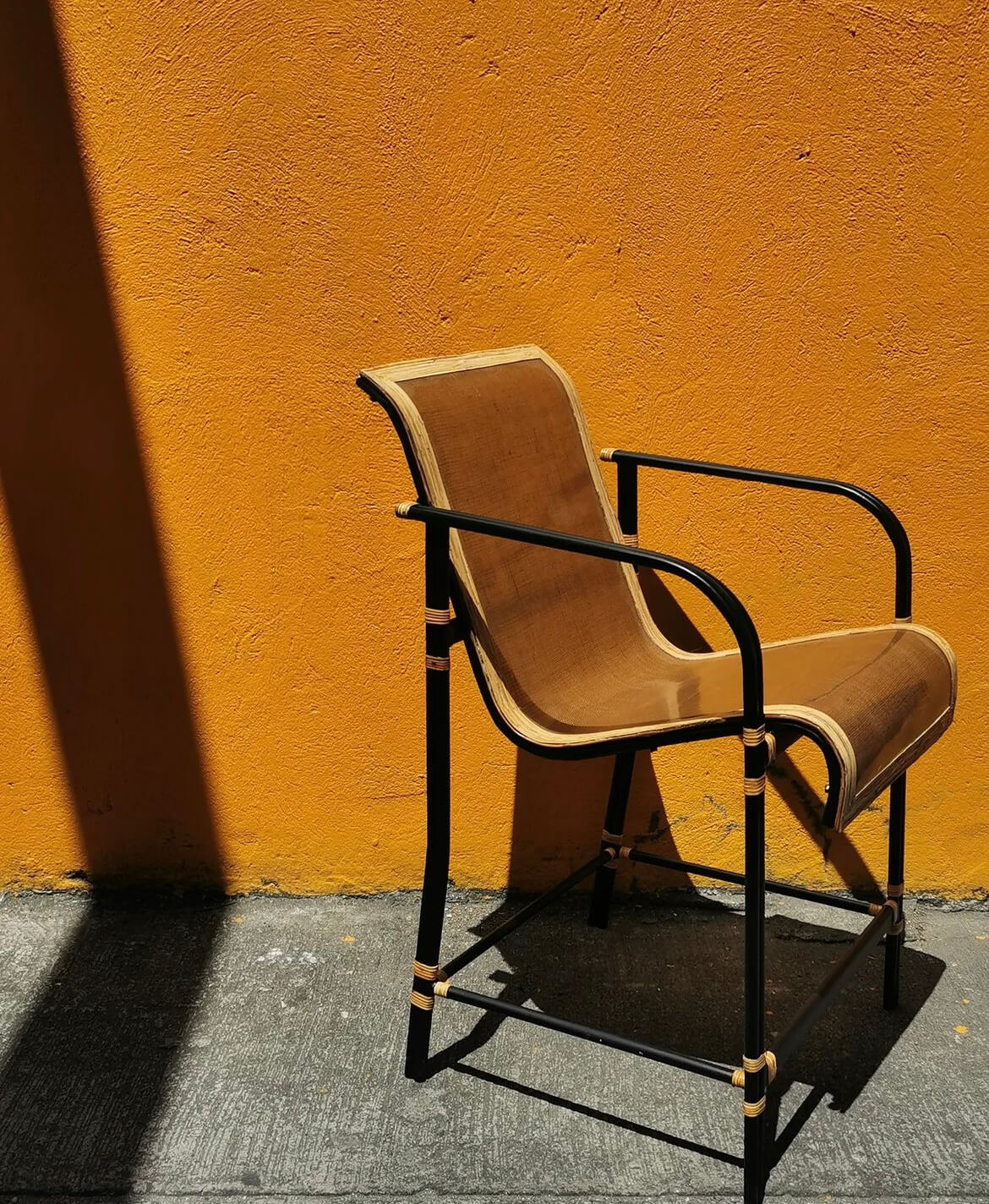 Handcrafted chair in resin and burlap, detailed with rattan by artifeks