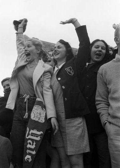 Women at a Yale-Vassar bike race day