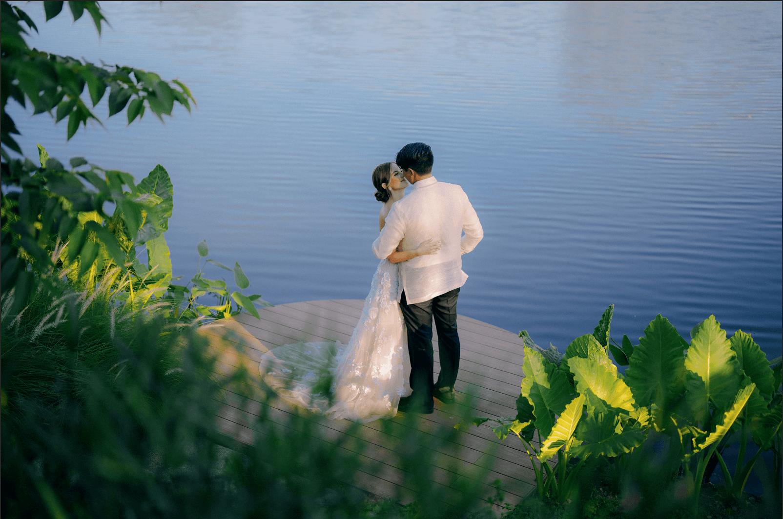 Jose Luzuriaga Alvarez III & Tara Jessica Covarrubias Lane sharing a kiss
