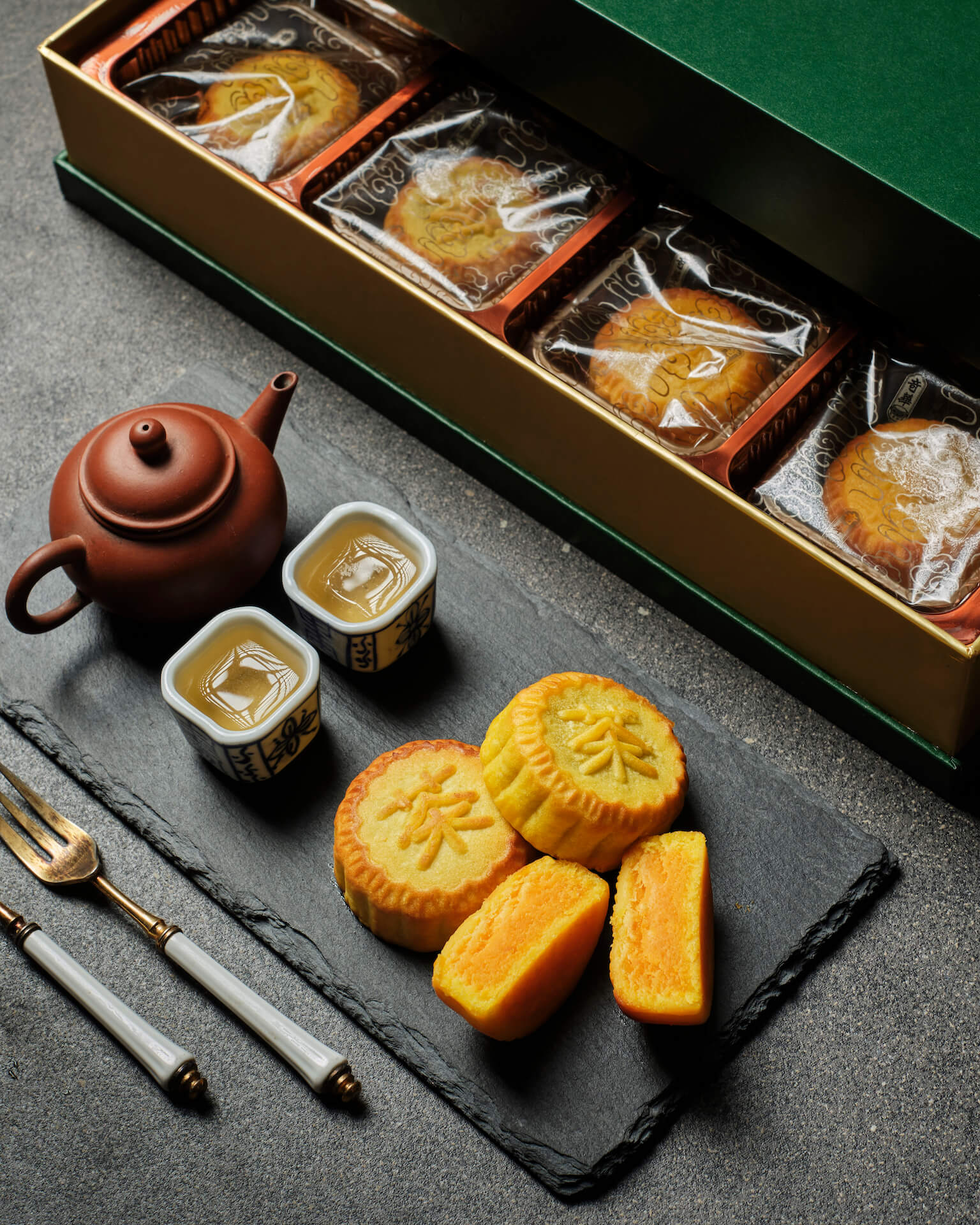 Earl Grey Tea Custard & Egg Custard Mooncake