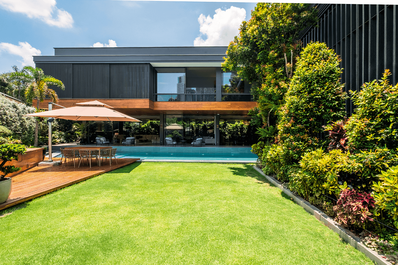 Pineda realized his client's desire for a calm haven in the city, by building a modern house with views of the garden all around.