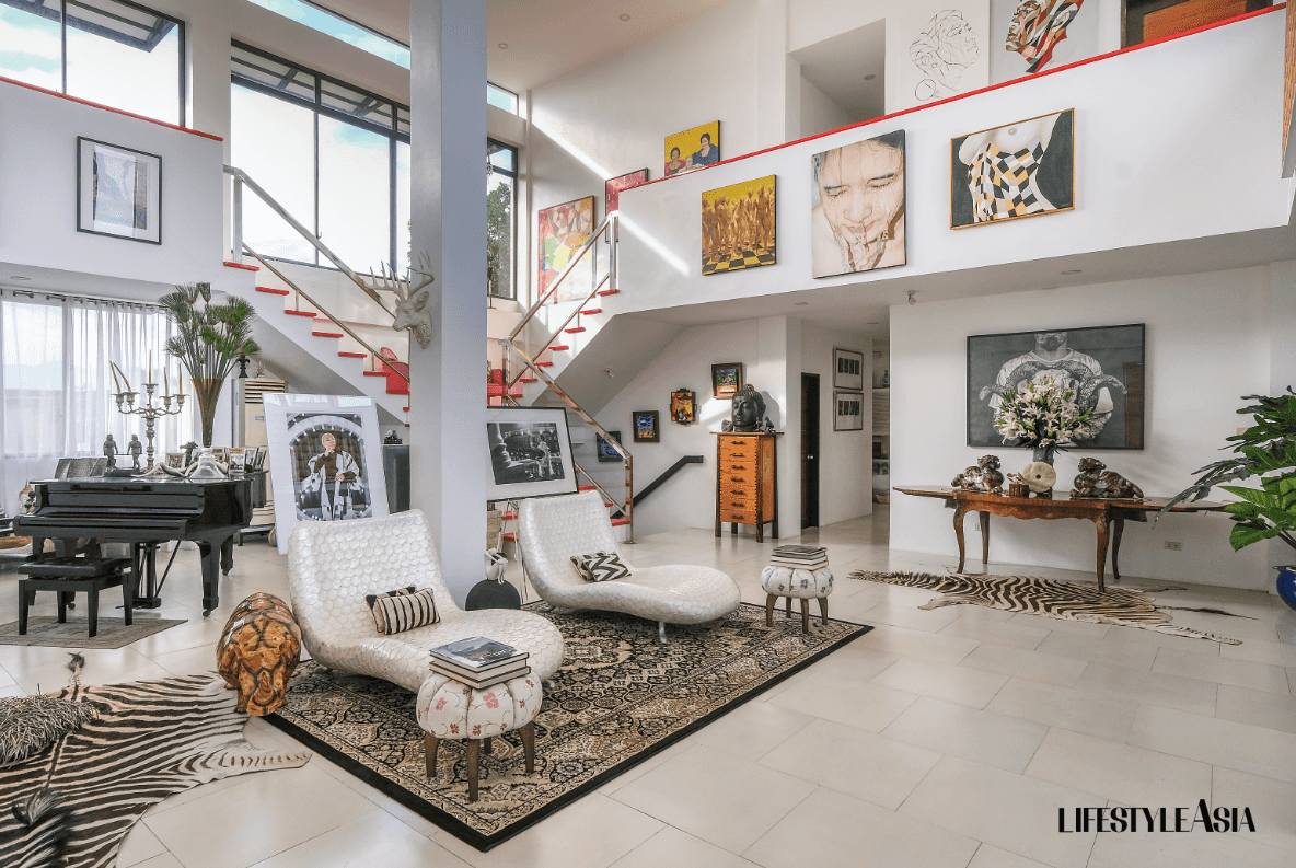 Jojie Dingcong home inside