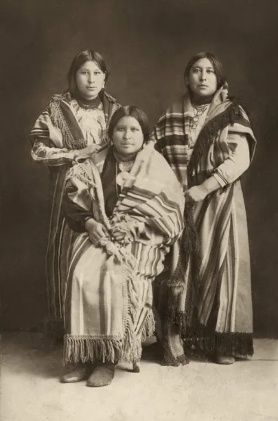 R-L: Mollie and her sisters Anna (center) and Minnie (right)