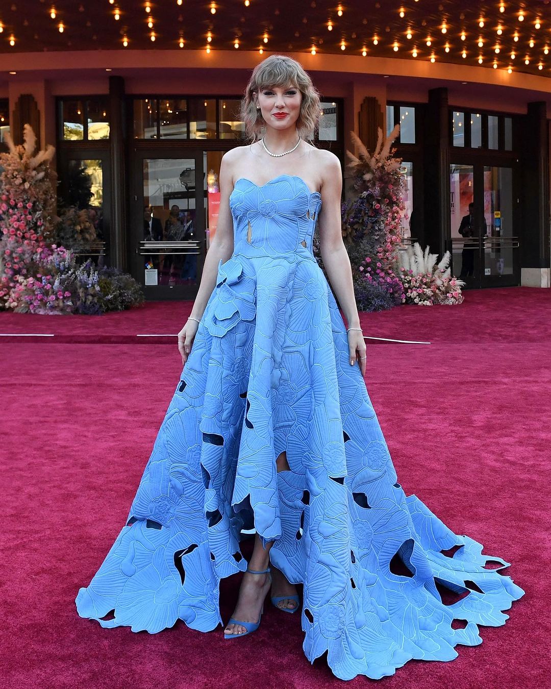 Taylor Swift wears an Oscar de la Renta’s tanzanite quilted floral gown