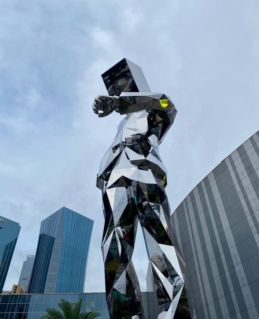 The artist’s 12-meter statue, “Time,” in front of SM Megamall