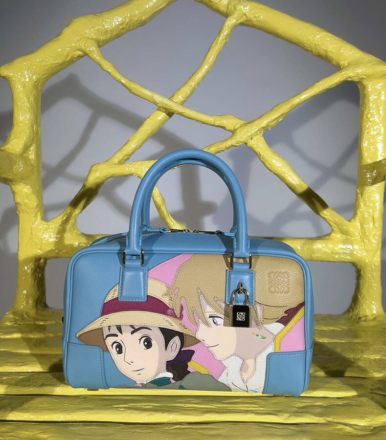 A bag with a popular scene from the animated film, featuring Howl and Sophie