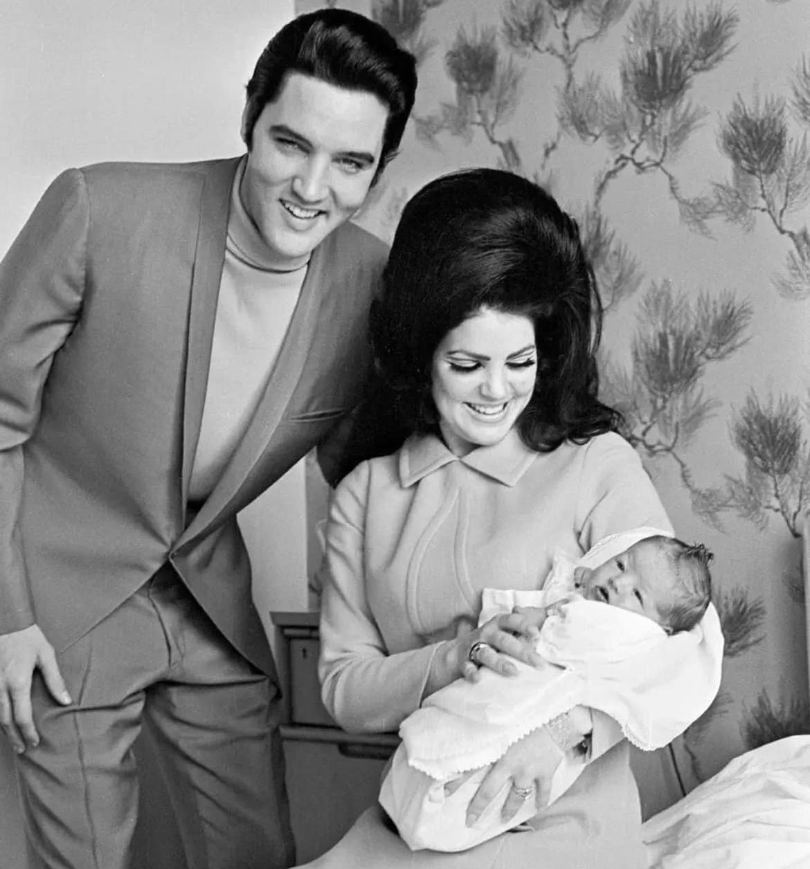Priscilla posted this on Instagram commemorating her daughter's would have been 55th birthday. This is their old picture with Elvis. 