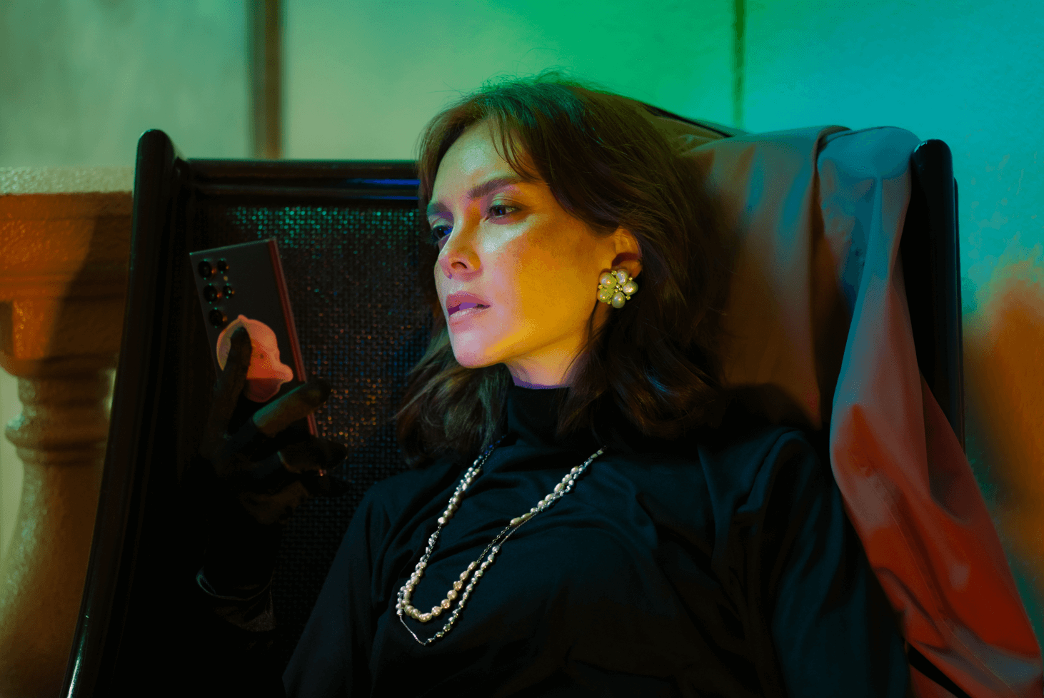 White and golden Keshi pearl chain necklace; white Keshi pearl and diamond flower earrings. 