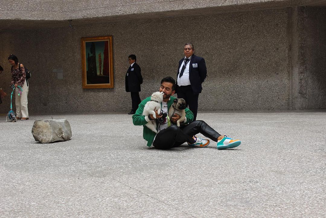 Furry friends and their owners enjoy the #ARTEyPERROS exhibit in Museo Tamayo
