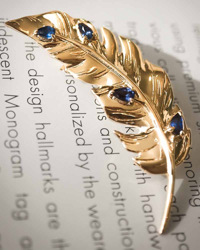 The Quill Brooch in yellow gold with sapphire gems