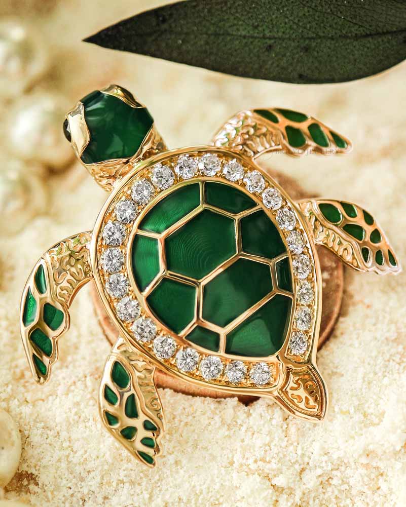 The Sea Turtle Brooch in yellow gold with colorless diamonds and emerald enamel