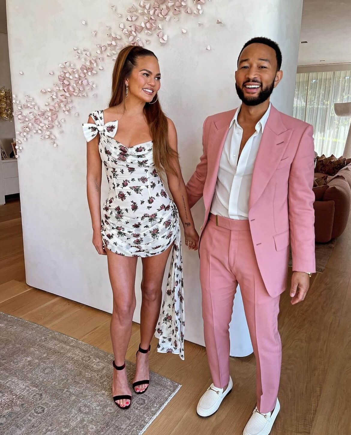 Married to John Legend, Chrissy Teigen is an American model and TV personality brings laughter and “awww” moments in equal measure. 