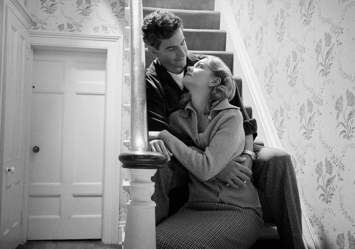 Leonard Bernstein (Bradley Cooper) and Felicia Montealegre (Carey Mulligan)