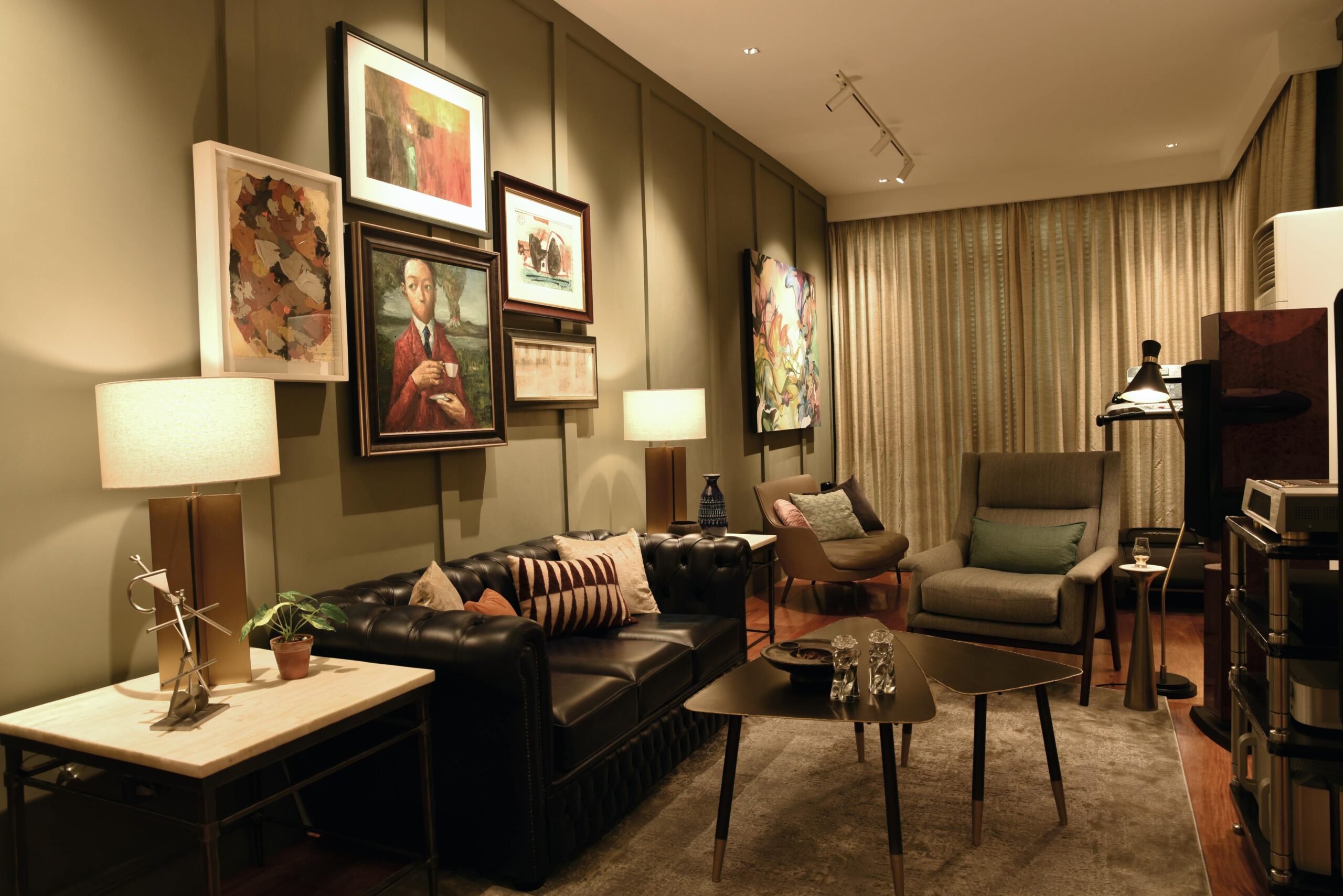 Inside the man cave, gym equipment, an entertainment system mingle with art like Gerry
Tan’s painting (above the entertainment system) and Arturo Luz’s sculpture on the side table.