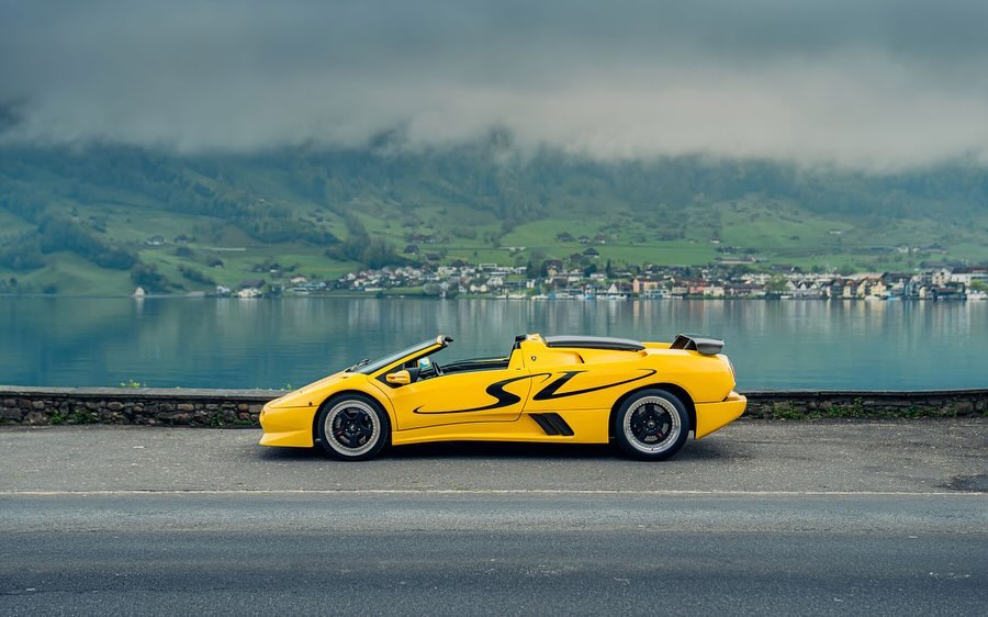 The stylized initials “SV” covers the Lamborghini's scissor doors