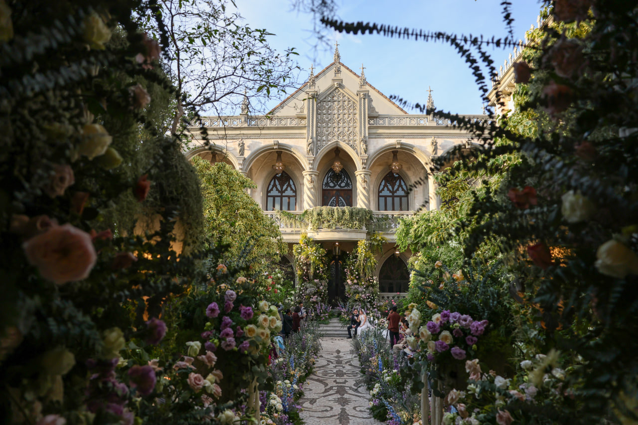 Renowned events designer and florist Gideon Hermosa created a splendid wonderland in the Pacubas-Yap nuptials