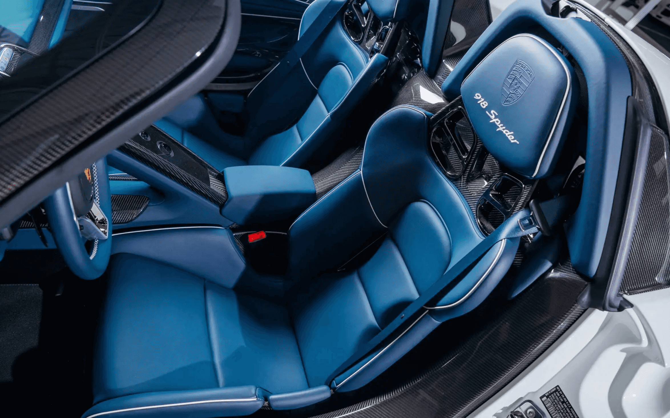 Part of the interiors of the 2015 Porsche 918