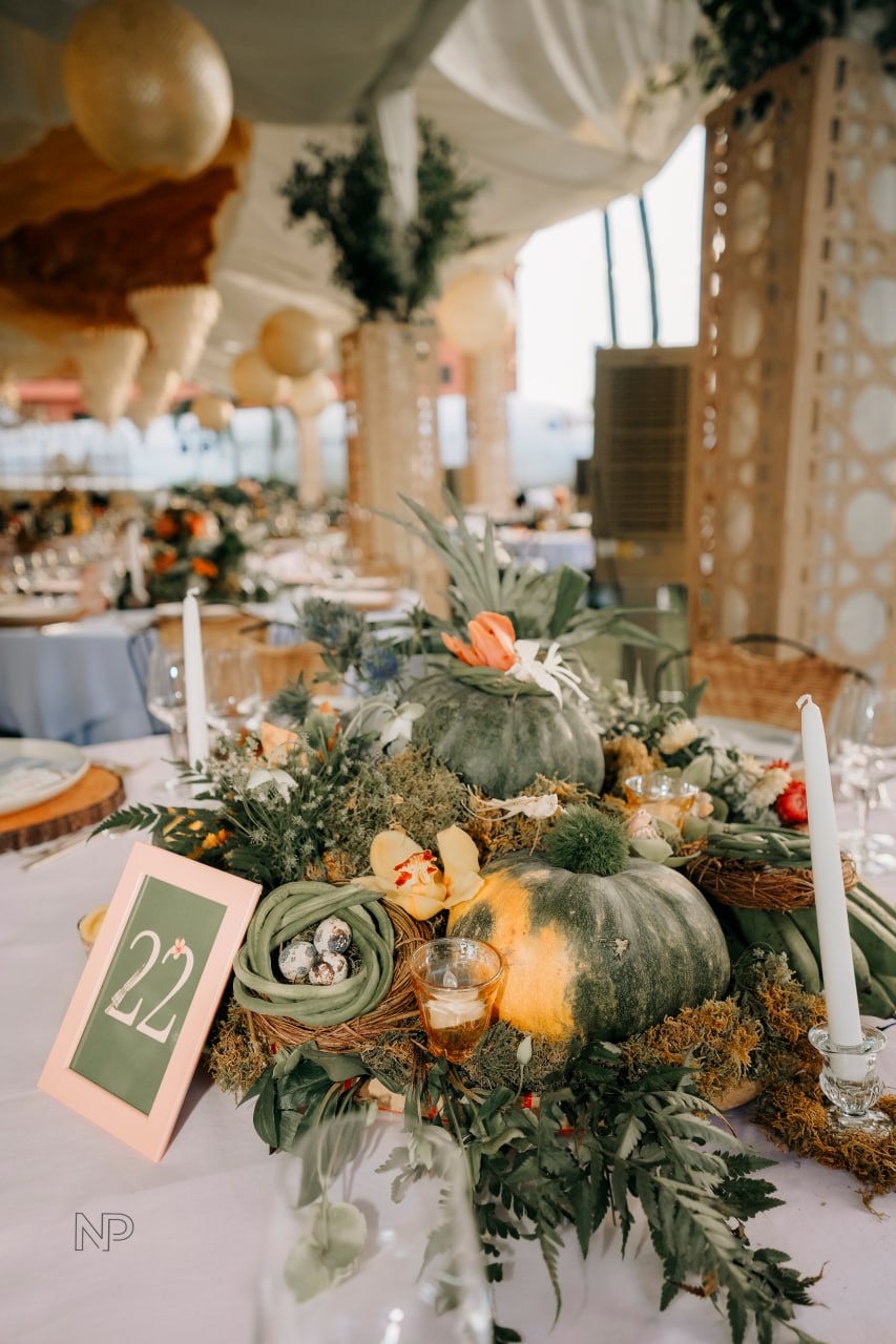 The rustic elements of the table centerpieces, which guests are meant to take home in a bayong