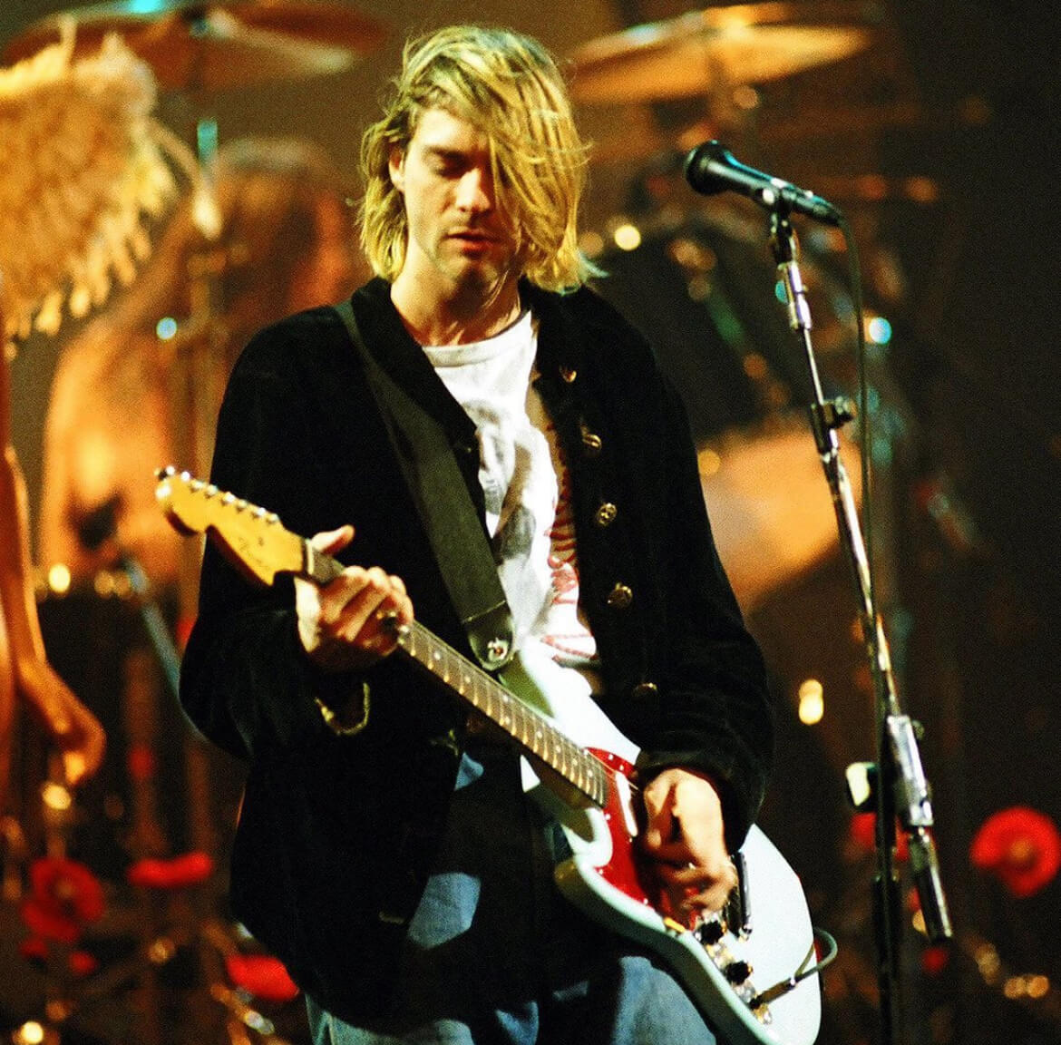 As per CNBC, This humble item once held a slice of pizza eaten by Kurt Cobain, the Nirvana frontman, who also used it as his impromptu setlist during a 1990 performance. 