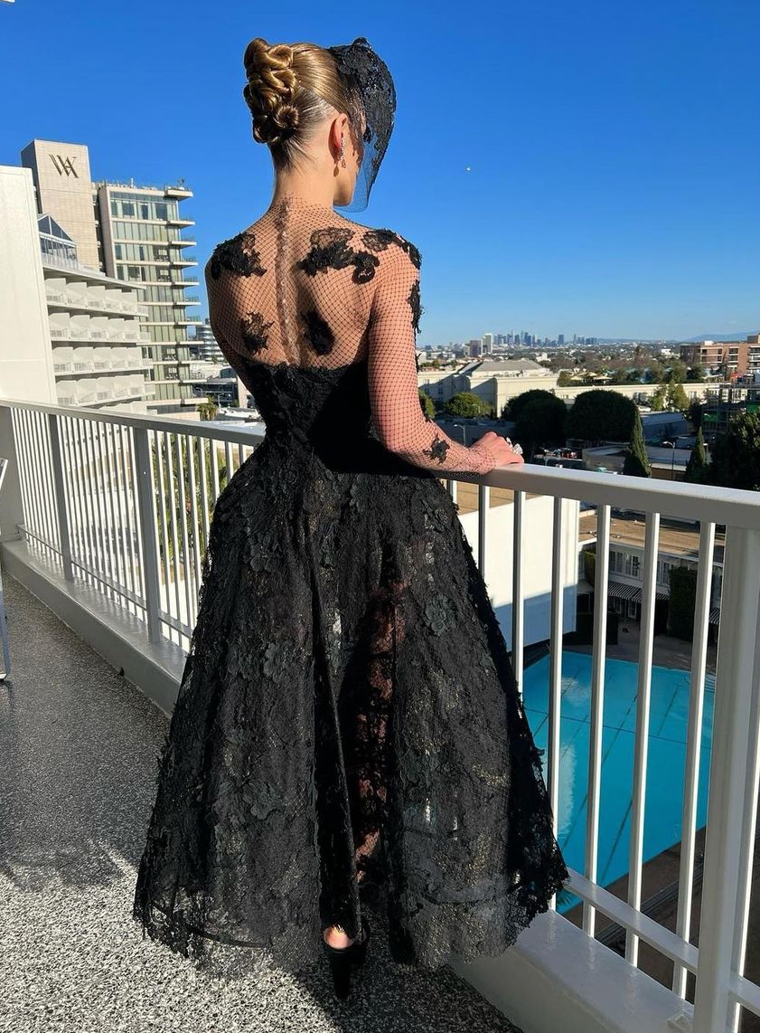 Her attire, a vintage Dior gown, boasted a strapless, fitted bodice and a layered black lace floral skirt, delivering a dramatic touch.