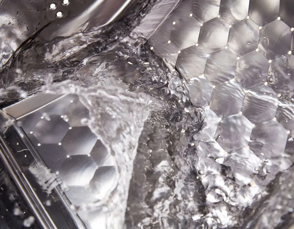 A Honeycomb Drum ensures that all laundry gets a gentle yet deep clean