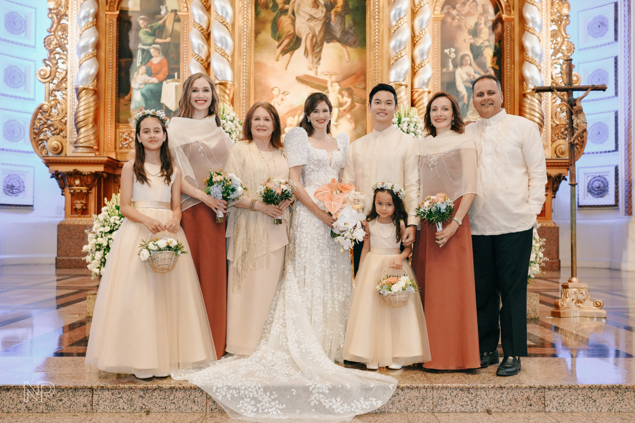 Peps Bengzon and Sara Appleton with the latter's family members.