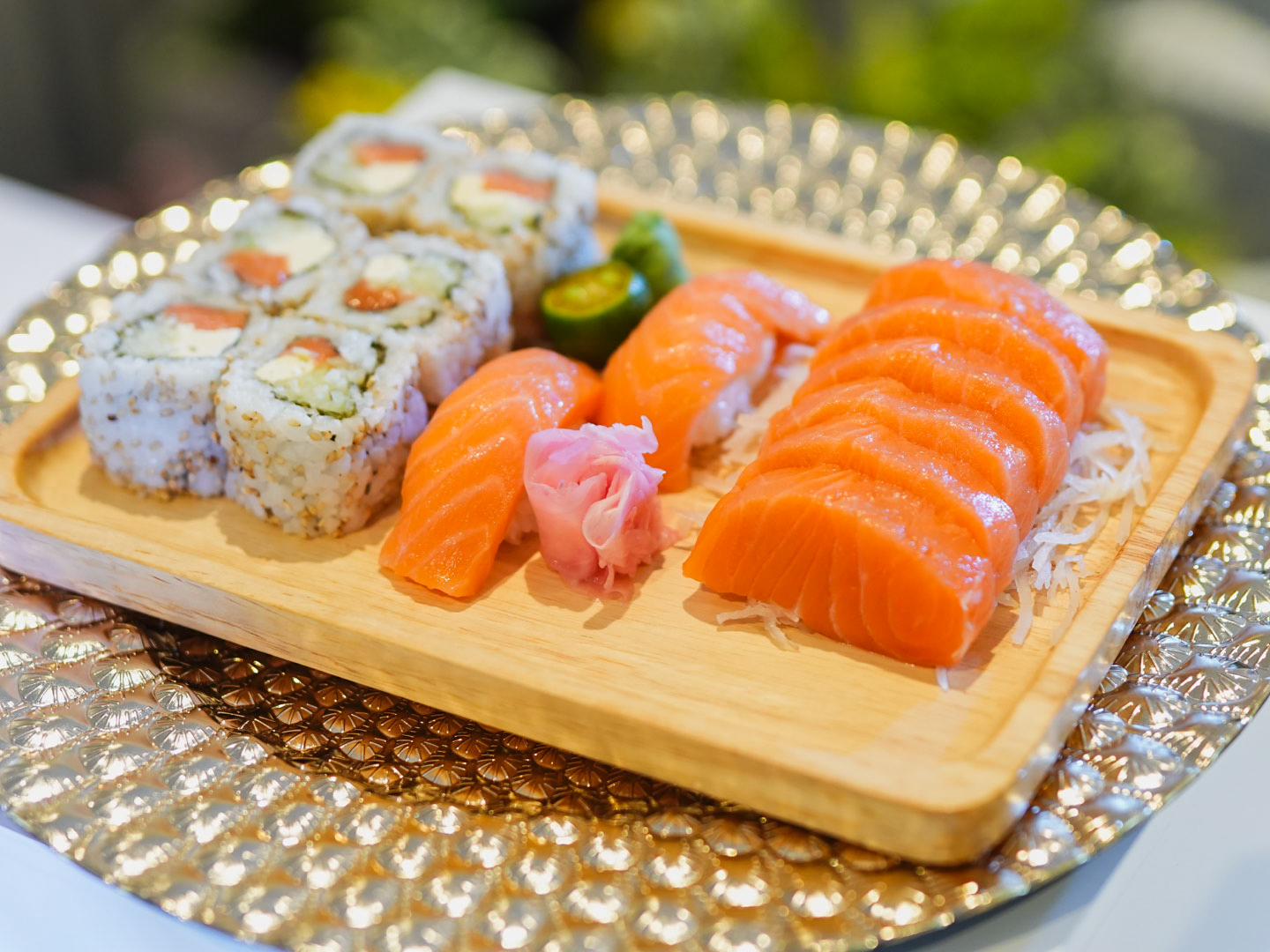 TOP RIGHT: Sushi Nori’s Salmon Overload Bento with Salmon Cream Cheese, Salmon Nigiri, and Salmon Sashimi ; TOP LEFT: Sizzling Plate’s meal; BOTTOM RIGHT: A Pepper Lunch meal; BOTTOM LEFT: Nadai Fujisoba’s savory Udon noodles