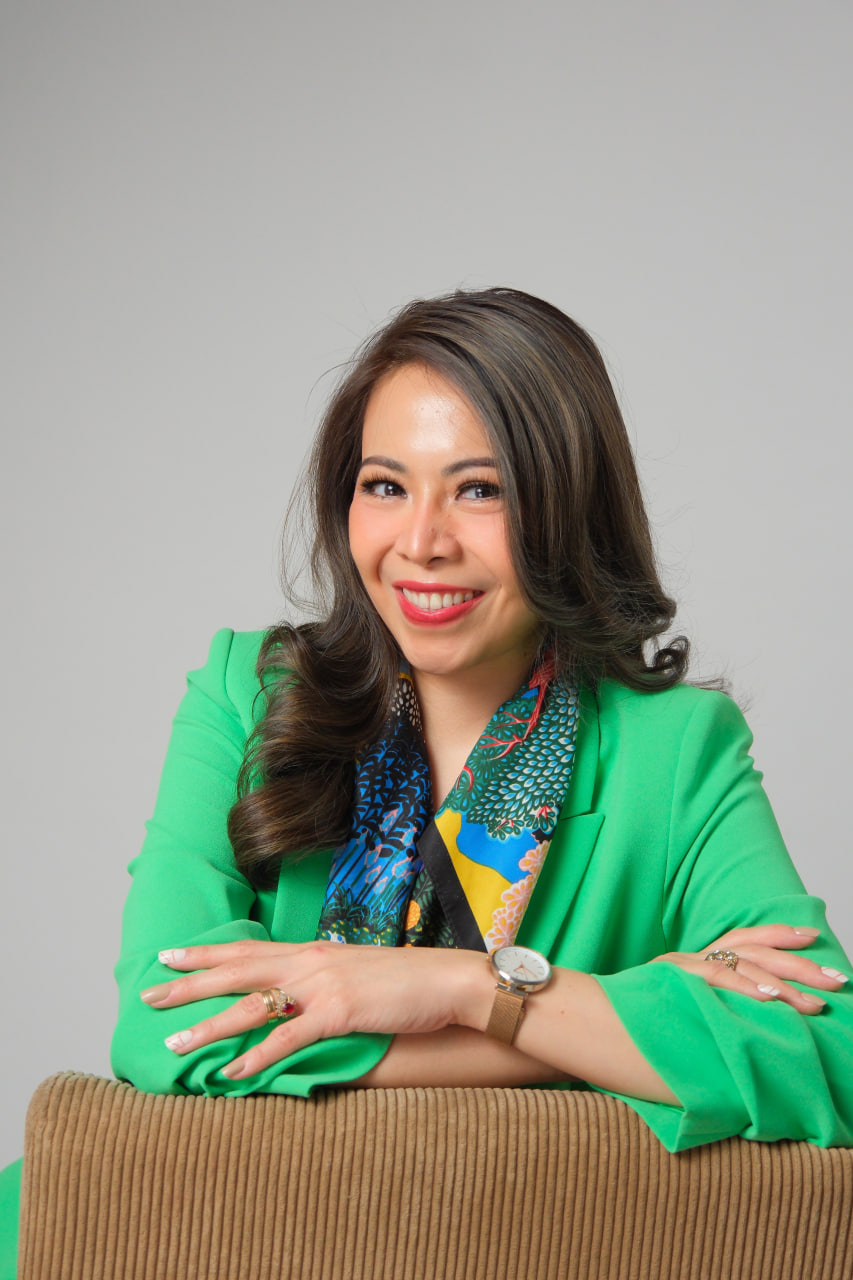 Ingrid Nieto-Pagulayan conducts color analysis consultations by appointment