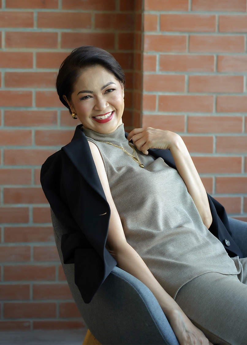 Eloisa Valenton casually donning a light grey coordinates