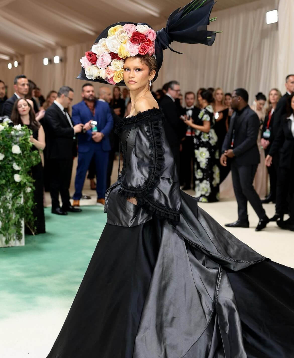 Later in the evening, Zendaya surprised everyone by reappearing in a stunning black gown from John Galliano’s Givenchy era, dating back to 1996, as reported by Harper’s Bazaar.
