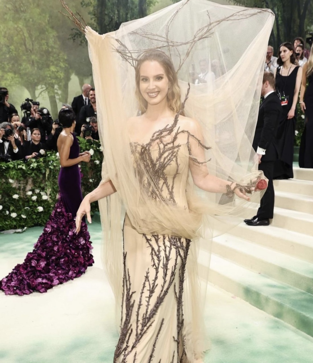 True to her style, she showcased an ethereal yet darkly romantic fashion statement for the event.