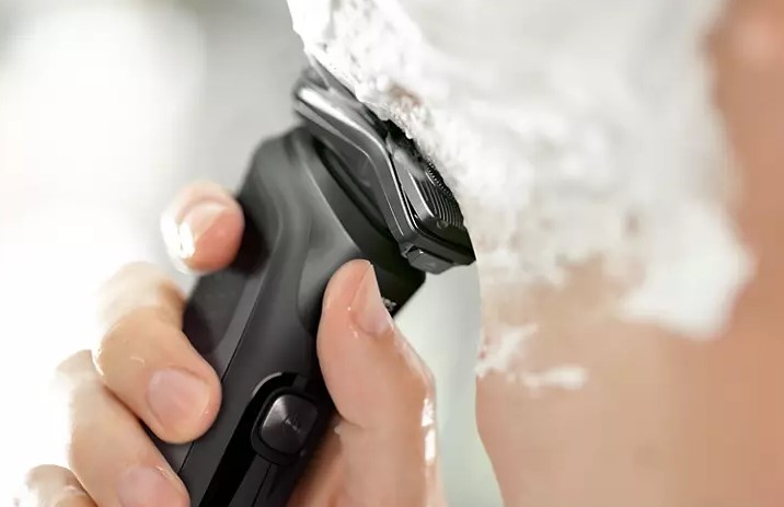 The Philips S5582/20 Shaver Series 5000 in action/Photos from the Philips website