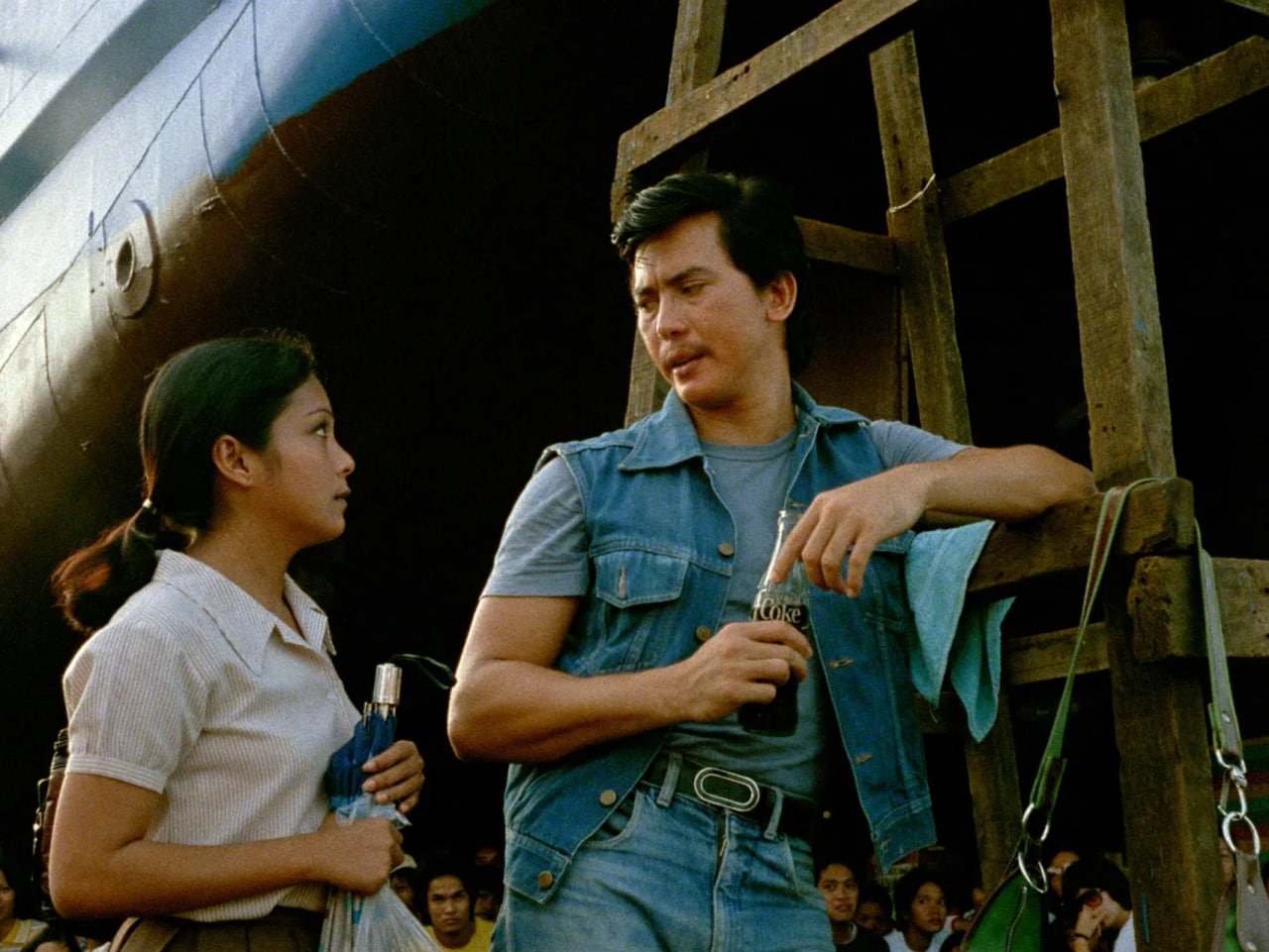 Bona runs away from home to live with an actor named Gardo