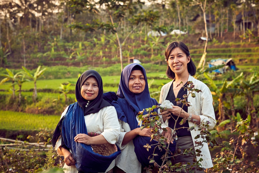 Denica Riadini-Flesch, founder of SukkhaCitta (right) holds cotton harvested on a far near Central Java, Indonesia, by Ibu Tun (left) and Abu Dair (middle). The cotton will be used to create high-quality, traditionally crafted clothes, making SukkhaCitta a true farm-to-closet company.
©Rolex / Sébastien Agnetti