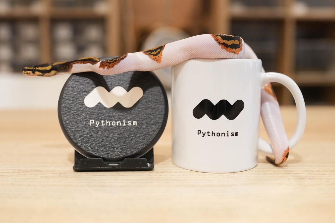 Customers can enjoy tea, coffee, and other beverages in the company of Pythonism’s roster of reptiles