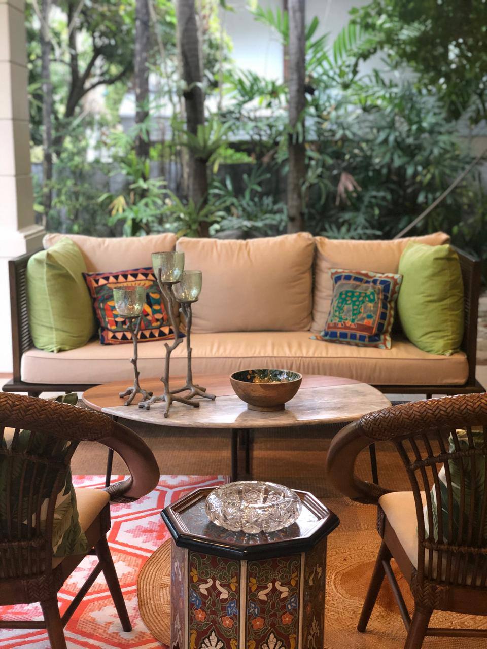 Sunshine Puey and one of her tablescapes