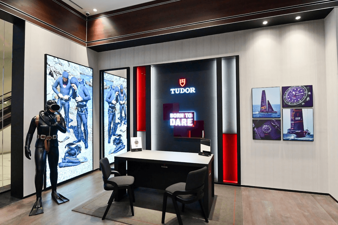 The new TUDOR boutique features contemporary designs and captivating elements, with colors and textural finishes that exemplify the brand's distinct image