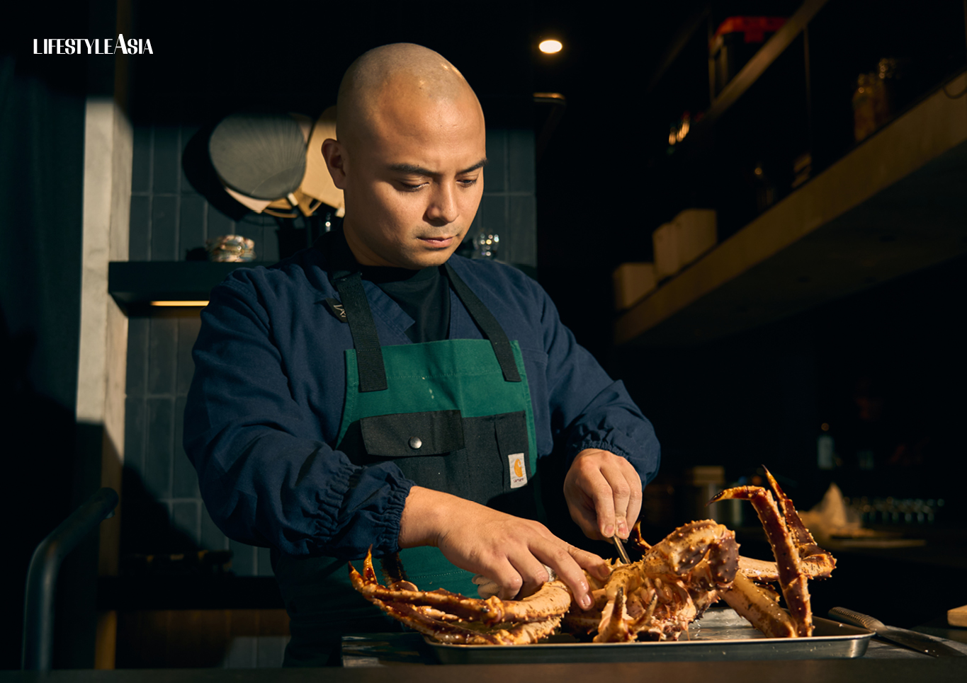 Rendering a king crab brain dead to preserve the quality of its meat