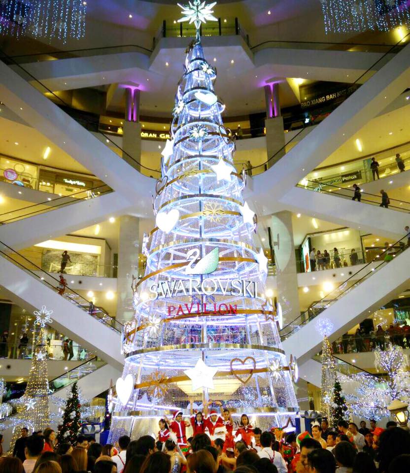 The $700,000 Swarovski Christmas Tree at the Pavilion Kuala Lumpur in 2015